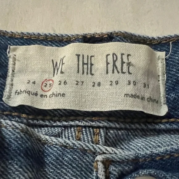 We the Free patch jean short with raw hem button fly size 25 - Picture 4 of 8